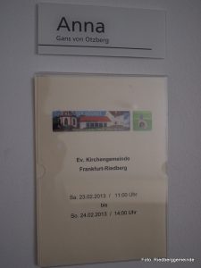 Türschild mit Aufschrift Evangelische Kirchengemeinde Frankfurt-Riedberg