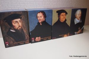 Papphocker mit Reformatoren-Porträts Calvin Melanchthon Luther Schütz