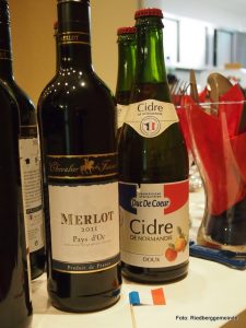Flaschen mit Merlot und Cidre de Normandie