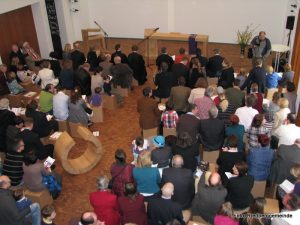 Gottesdienst zur Einweihung des Kirchenhauses - Aufnahme von der Empore herunter - im Kirchenhaus sitzen sehr viele Menschen.