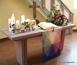 Altar mit Blumen Kreuz und Konfi-Kerzen