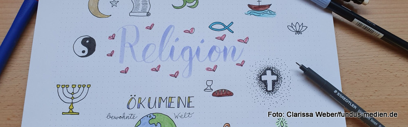 Eine Zeichnung mit Beschriftung Religion - Ökumene - dazu zahlreiche Zeichen der verschiedenen Religionen, Kreuz, Fisch, Brot, Kelch, Schriftrolle uvm.