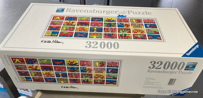 Puzzle-Karton eines 32.000-Teile-Puzzles mit 32 Keith-Haring-Motiven