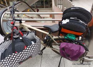 Fahrrad mit vielen Sitzkissen bepackt