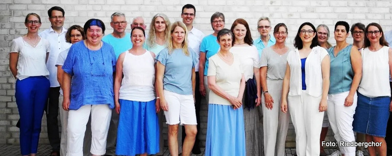 Riedbergchor - beim Sommerkonzert - gekleidet in weiß und blau