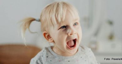 singendes Kleinkind - blondes Mädchen mit Mini-Zöpfen