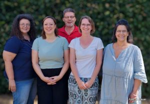 Gruppenaufnahme aller Bürokräfte im Nachbarschaftsraum